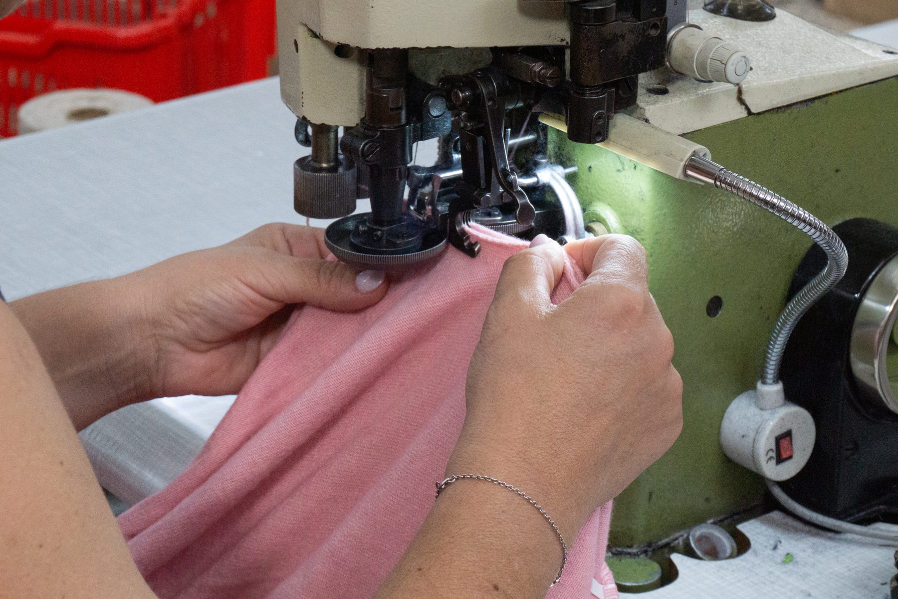 Acabamento manual de peça de malha numa máquina de costura Rijoma