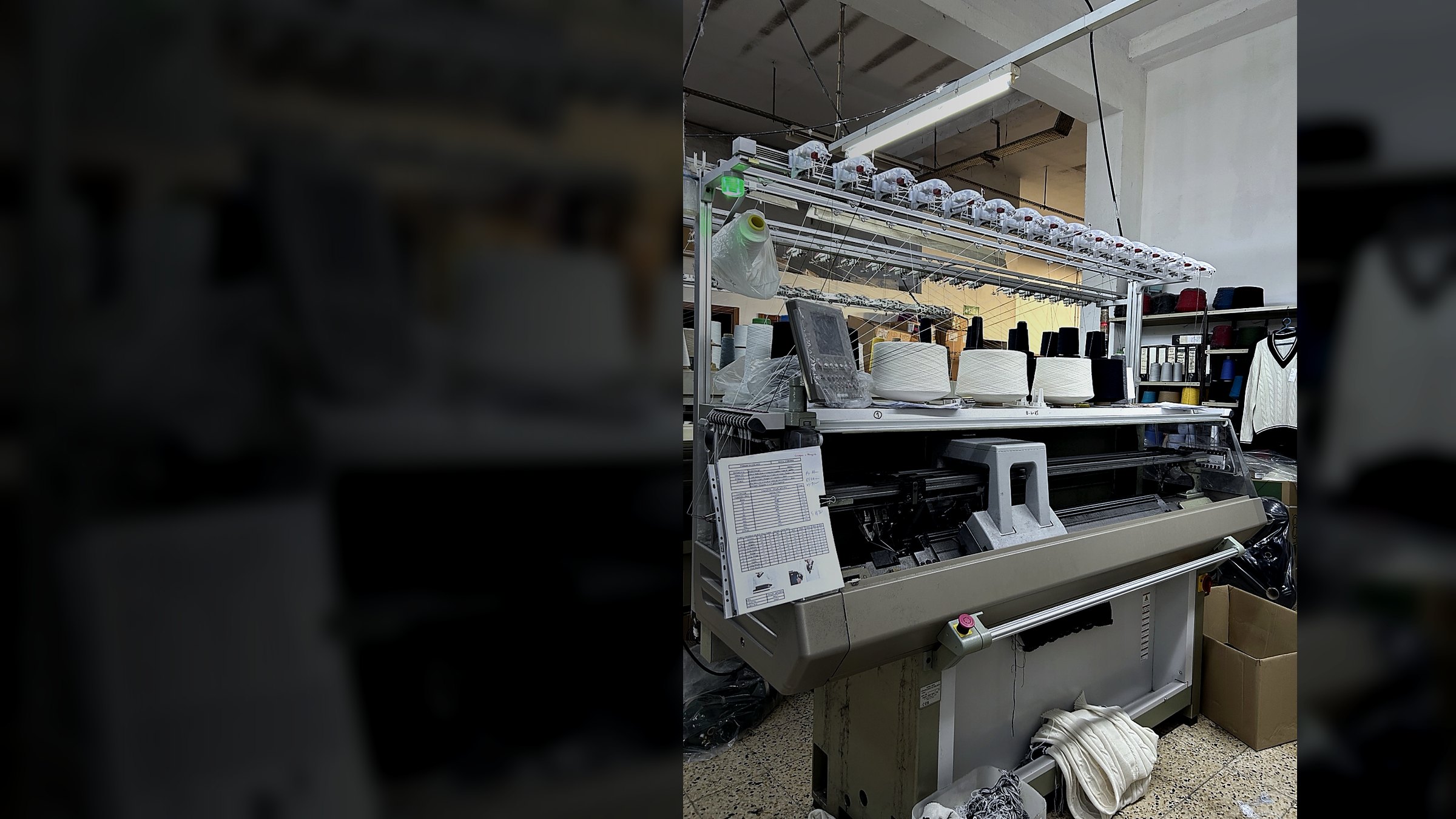 Máquina de tricotagem Rijoma com cones de fio em produção