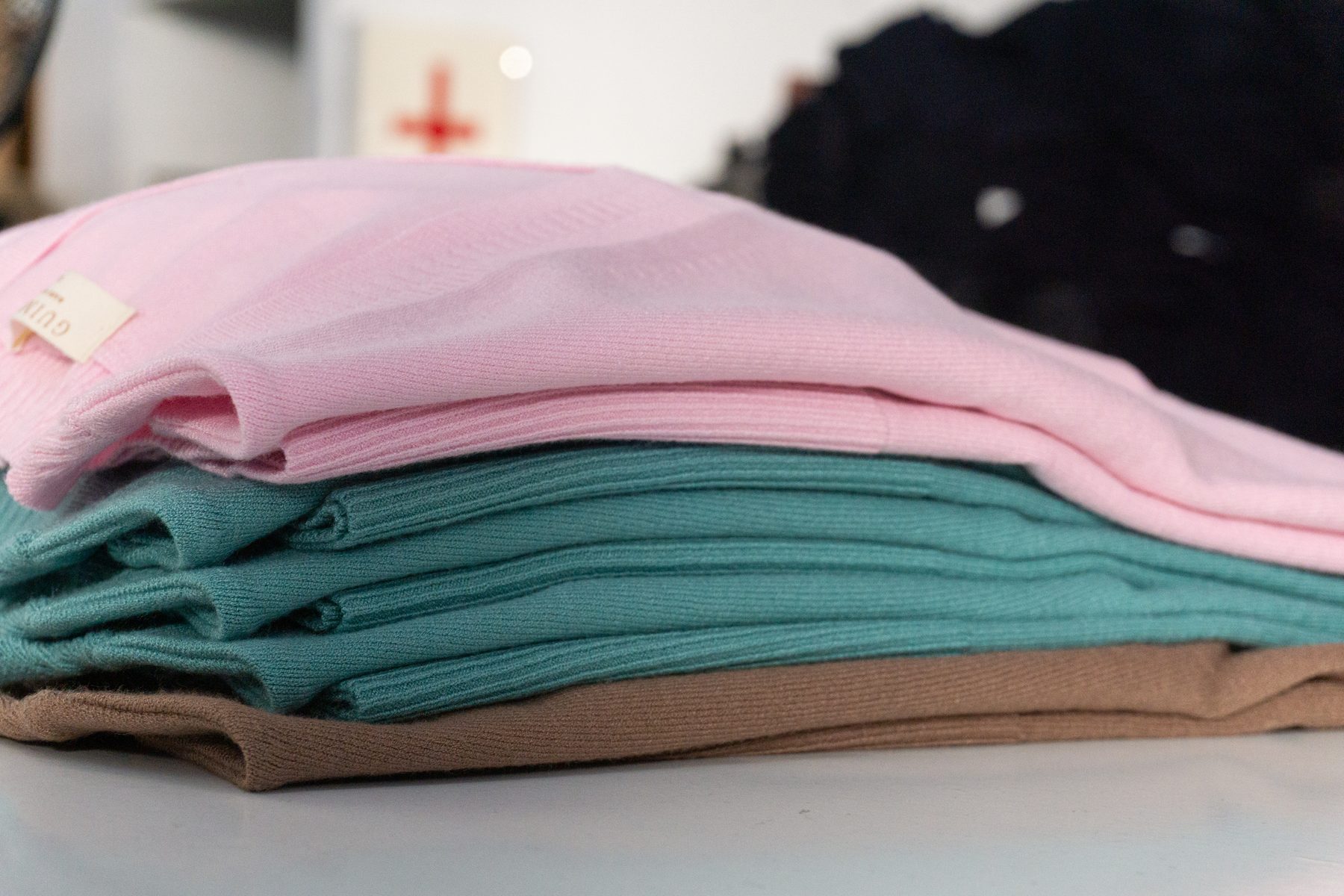 Pormenor de peças de malha dobradas em tons pastel
