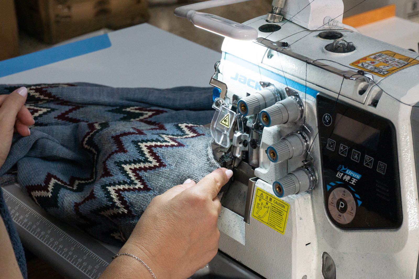 Acabamento de peça de malha em máquina de costura industrial